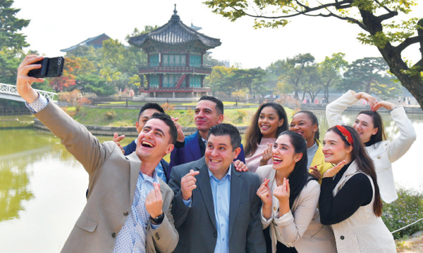 한국의 가을 정취 속에서 외국인들이 경복궁을 돌아보며 즐거운 한때를 보냈다. 하나님의교회 세계복음선교협회 제공