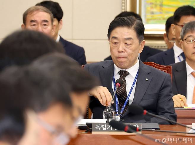 [서울=뉴시스] 고승민 기자 = 김형석 독립기념관장이 22일 서울 여의도 국회에서 열린 정무위원회의 국가보훈부 등 국정감사에서 물을 마신 뒤 병뚜껑을 닫고 있다. 2024.10.22. kkssmm99@newsis.com /사진=고승민