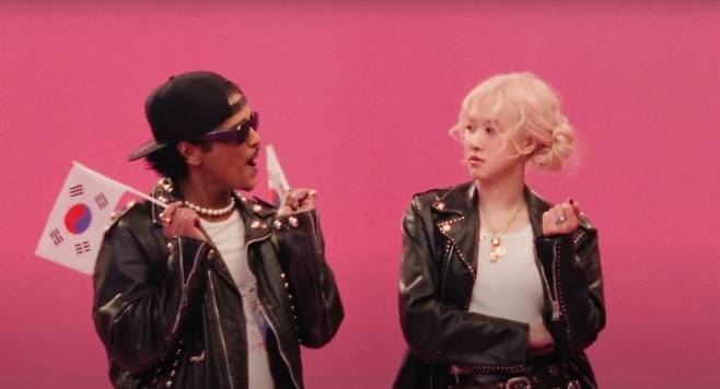 블랙핑크 로제와 브루노 마스의 ‘아파트’ [더블랙레이블 제공]