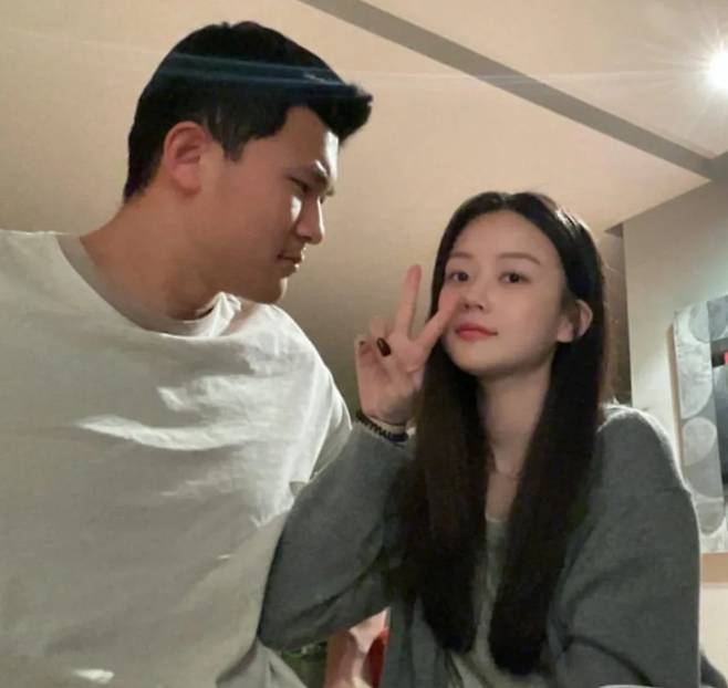 독일 빌트지는 김민재 선수와 전 부인이 찍은 사진을 올리고 "그때 그들은 여전히 커플이었다"라는 설명을 달았다. [독일 빌트 홈페이지 갈무리]