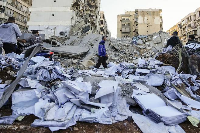 21일(현지시간) 레바논 베이루트에서 이스라엘 공습으로 무너진 알카르드 알하산의 문서가 흩어져 있다. [AP]