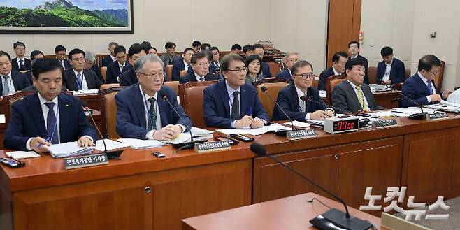 안종주 한국산업안전보건공단 이사장이 22일 서울 여의도 국회 환경노동위원회 근로복지공단·한국산업안전보건공단·한국산업인력공단 등에 대한 국정감사에서 의원 질의에 답변을 하고 있다. 윤창원 기자