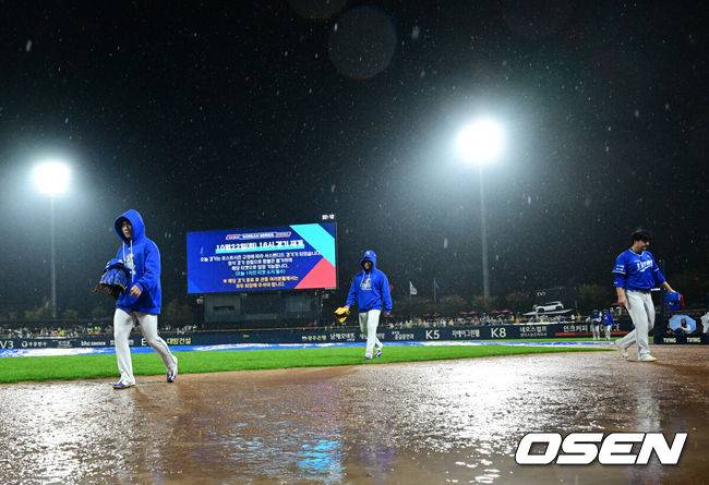 [OSEN=광주, 지형준 기자] 한국시리즈 사상 최초로 우천 서스펜디드 경기가 생겼다.&nbsp;21일 광주-기아 챔피언스필드에서 열린 2024 프로야구 한국시리즈 1차전이&nbsp;많은 비로 인해 경기를 완성하지 못했다. 6회초 삼성이 1-0으로 앞선 가운데 경기가 중단됐다. 비는&nbsp;끝내 그치지 않았고 서스펜디드를 선언했다. 양팀은 22일 오후 4시부터&nbsp;나머지 경기를 치른다. 포스트시즌 사상 첫 서스펜디드 경기였다.&nbsp;&nbsp;&nbsp;경기 종료 선언이후 삼성 선수들이 그라운드를 나서고 있다. 2024.10.21 / jpnews@osen.co.kr