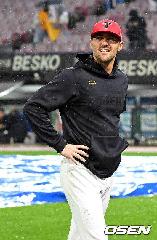 [OSEN=광주, 이대선 기자] 한국시리즈 사상 최초로 우천 서스펜디드 경기가 생겼다.&nbsp;21일 광주-기아 챔피언스필드에서 열린 2024 프로야구 한국시리즈 1차전이&nbsp;많은 비로 인해 경기를 완성하지 못했다. 6회초 삼성이 1-0으로 앞선 가운데 경기가 중단됐다. 비는&nbsp;끝내 그치지 않았고 서스펜디드를 선언했다. 양팀은 22일 오후 4시부터&nbsp;나머지 경기를 치른다. 포스트시즌 사상 첫 서스펜디드 경기였다.&nbsp;&nbsp;&nbsp;경기 종료 선언 이후 KIA 네일이 팬들에게 인사 후 그라운드를 나가고 있다. 2024.10.21 / sunday@osen.co.kr