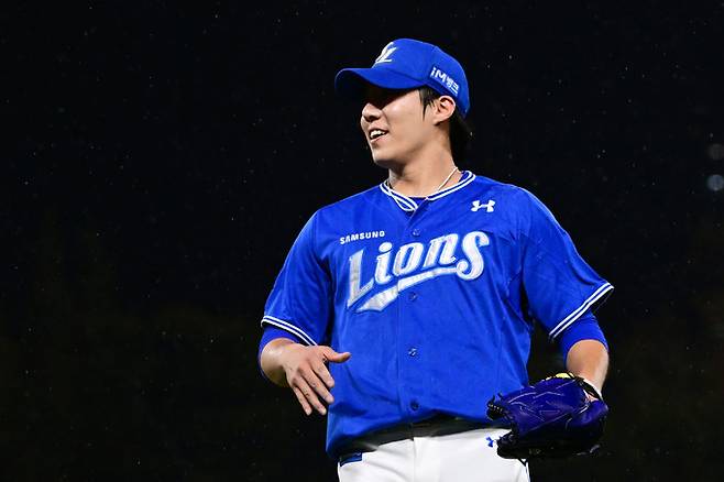 21일 광주 북구 광주-기아챔피언스필드에서 열린 2024 KBO 포스트시즌 한국시리즈 1차전 삼성 라이온즈와 KIA 타이거즈의 경기, 4회 말 삼성 선발 원태인이 KIA 최원준을 아웃시키며 이닝을 마무리한 뒤 미소짓고 있다. 뉴시스