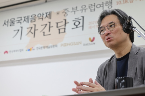 25일 오후 서울 중구 환경재단 레이첼 카슨홀에서 열린 ‘2024 서울국제음악제’ 기자간담회에서 류재준 예술감독이 취재진 질문에 답하고 있다. 2024.9.25 연합뉴스