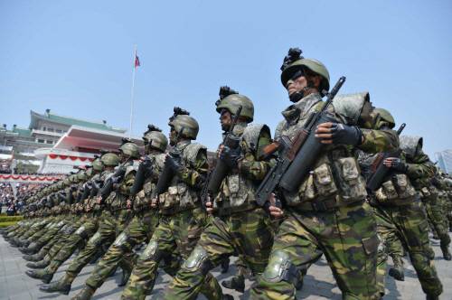 2017년 4월 15일 평양 김일성광장에서 열린 열병식에서 야시경 장착 헬멧과 검은 선글라스를 착용한 채 얼굴에 위장크림을 바른 북한 특수작전군 부대원들이 행진하는 모습. 조선중앙통신연합뉴스