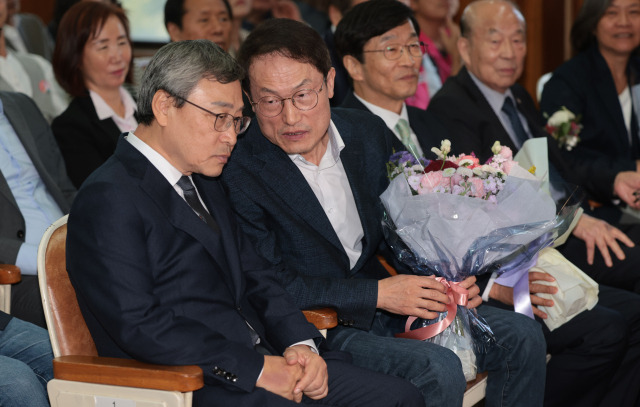 정근식(왼쪽) 서울시교육감이 이달 17일 서울 종로구 서울특별시교육청에서 열린 취임식에서 조희연 전 서울시교육감과 대화하고 있다. 연합뉴스