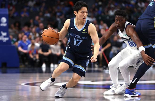 멤피스 가와무라 유키가 지난 8일 NBA 프리시즌 댈러스전에서 드리블 돌파를 하고 있다. Getty Images코리아