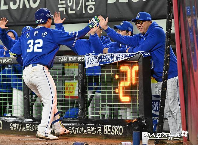 21일 오후 광주기아챔피언스필드에서 열린 '2024 신한 SOL Bank KBO 한국시리즈' 삼성 라이온즈와 KIA 타이거즈의 1차전 경기, 6회초 삼성 김헌곤이 솔로 홈런을 날린 후 박진만 감독과 하이파이브를 하고 있다. 광주, 김한준 기자