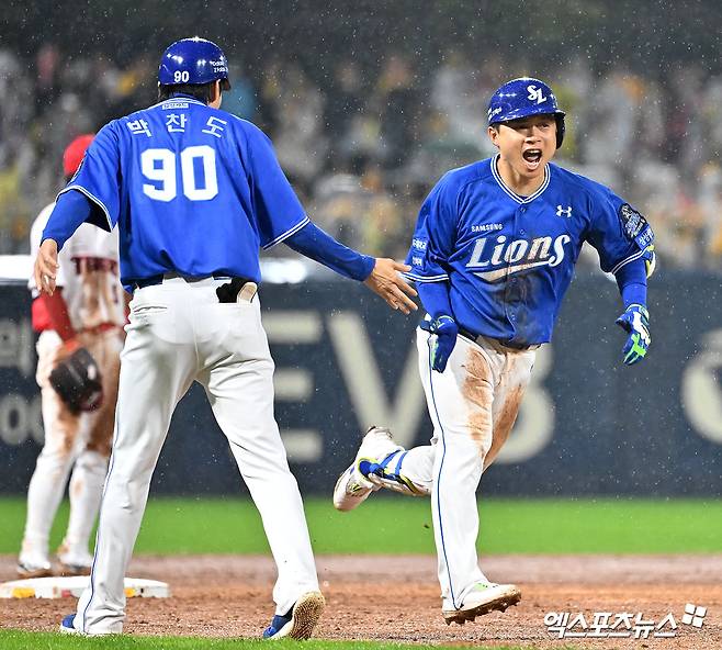 21일 오후 광주기아챔피언스필드에서 열린 '2024 신한 SOL Bank KBO 한국시리즈' 삼성 라이온즈와 KIA 타이거즈의 1차전 경기, 6회초 삼성 김헌곤이 솔로 홈런을 날린 후 베이스를 돌고 있다. 광주, 김한준 기자