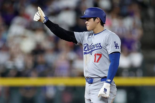 MLB 역사상 50홈런-50도루 신기원을 연 '타자' 오타니는 54홈런-59도루라는 만화같은 수치로 시즌을 끝냈다. 이번 시즌 최종 성적은 196안타 54홈런 130타점 134득점 59도루 타율 0.310, OPS 1.040이다. AP/연합뉴스