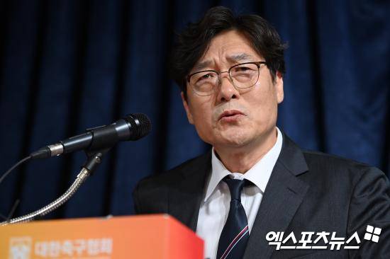 국회 문화체육관광위원회 이기헌 더불어민주당 의원이 22일 국회에서 열린 문화체육관광부 산하·유관기간 대상 국정감사에서 이 기술이사를 고발해달라고 전재수(더불어민주당) 문체위 위원장에게 요청했다. 사건을 지난달 24일로 거슬러 올라간다. 이 기술이사는 당시 24일 문체위 축구협회 현안 질의에 증인으로 참석했다. 여기서 이 이사는 홍명보 감독을 독대했다고 했지만, 최영일 축구협회 부회장이 동행한 것으로 알려져 위증죄로 고발을 요청당했다. 엑스포츠뉴스DB