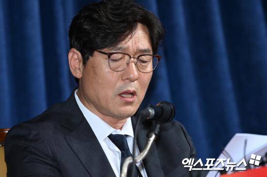 국회 문화체육관광위원회 이기헌 더불어민주당 의원이 22일 국회에서 열린 문화체육관광부 산하·유관기간 대상 국정감사에서 이 기술이사를 고발해달라고 전재수(더불어민주당) 문체위 위원장에게 요청했다. 사건을 지난달 24일로 거슬러 올라간다. 이 기술이사는 당시 24일 문체위 축구협회 현안 질의에 증인으로 참석했다. 여기서 이 이사는 홍명보 감독을 독대했다고 했지만, 최영일 축구협회 부회장이 동행한 것으로 알려져 위증죄로 고발을 요청당했다. 엑스포츠뉴스DB