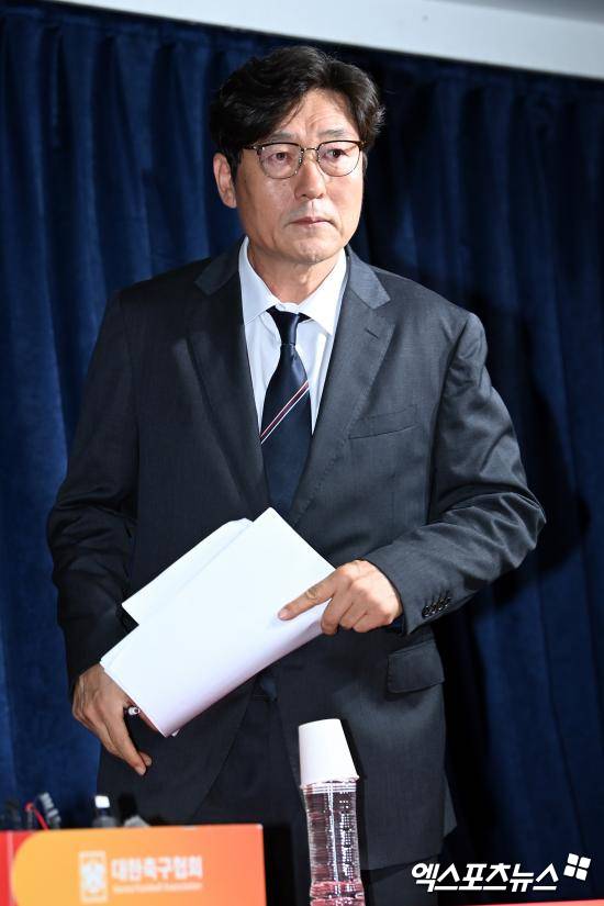 국회 문화체육관광위원회 이기헌 더불어민주당 의원이 22일 국회에서 열린 문화체육관광부 산하·유관기간 대상 국정감사에서 이 기술이사를 고발해달라고 전재수(더불어민주당) 문체위 위원장에게 요청했다.&nbsp;  사건을 지난달 24일로 거슬러 올라간다. 이 기술이사는 당시 24일 문체위 축구협회 현안 질의에 증인으로 참석했다.&nbsp;여기서 이 이사는 홍명보 감독을 독대했다고 했지만, 최영일 축구협회 부회장이 동행한 것으로 알려져 위증죄로 고발을 요청당했다. 엑스포츠뉴스DB