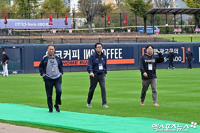 22일 오후 광주기아챔피언스필드에서 열릴 예정인 '2024 신한 SOL Bank KBO 한국시리즈' 삼성 라이온즈와 KIA 타이거즈의 1차전 서스펜디드  경기, 임채섭 경기감독관과 김시진 경기운영위원장이 그라운드 상태를 확인하고 있다. 광주, 김한준 기자