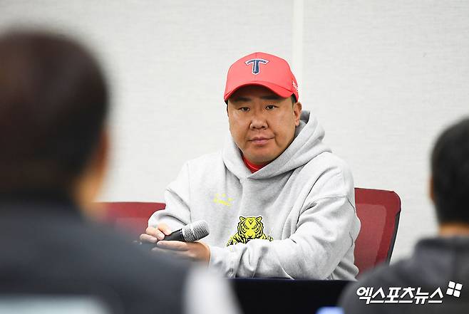 22일 오후 광주기아챔피언스필드에서 열릴 예정인 '2024 신한 SOL Bank KBO 한국시리즈' 삼성 라이온즈와 KIA 타이거즈의 1차전 서스펜디드 경기, KIA 이범호 감독이 브리핑을 갖고 있다. 광주, 김한준 기자