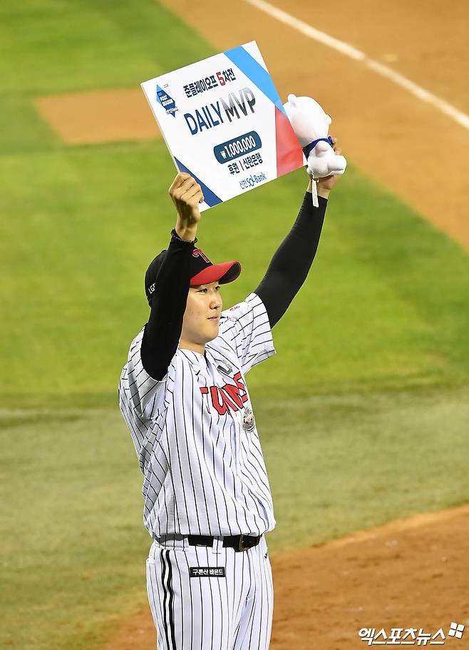 11일 오후 서울 송파구 잠실야구장에서 열린 '2024 신한 SOL Bank KBO 포스트시즌' KT 위즈와 LG 트윈스의 경기, LG가 선발투수 임찬규의 호투에 힘입어 KT에게 4:1의 스코어로 승리하며 시리즈 전적 3승2패로 플레이오프에 진출했다. 경기 종료 후 LG 손주영이 준PO 5차전 데일리 MVP 수상 기념 촬영을 하고 있다. 엑스포츠뉴스DB