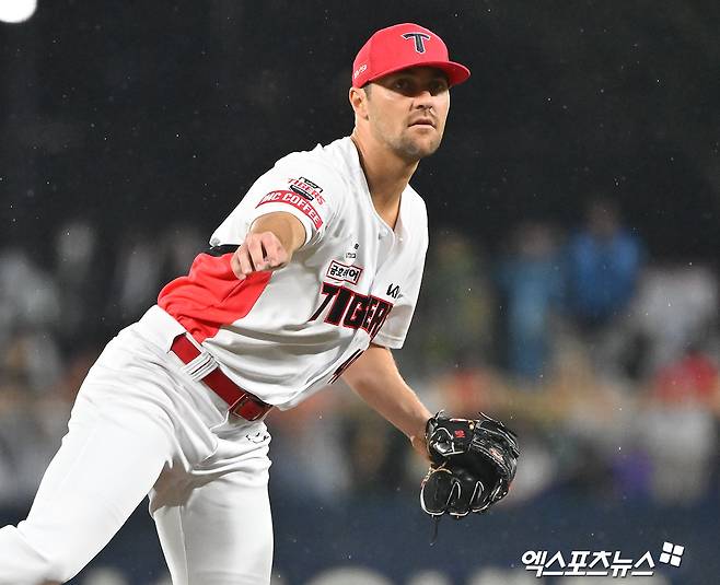 21일 오후 광주기아챔피언스필드에서 열린 '2024 신한 SOL Bank KBO 한국시리즈' 삼성 라이온즈와 KIA 타이거즈의 1차전 경기, 1회초 KIA 선발루수 네일이 공을 힘차게 던지고 있다. 광주, 김한준 기자