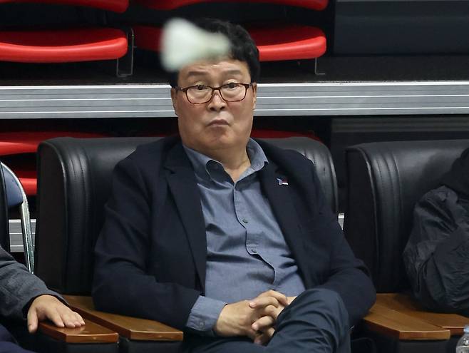 Kim Taek-gyu, president of the Korea Badminton Association, is watching the badminton preliminaries for the 105th National Sports Festival held at Miryang Badminton Stadium in Miryang-si, Gyeongsangnam-do on the 9th. Yonhap News