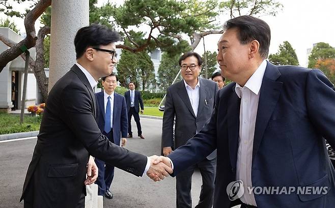 윤석열 대통령, 국민의힘 한동훈 대표와 악수 (서울=연합뉴스) 홍해인 기자 = 윤석열 대통령이 21일 서울 용산 대통령실에서 국민의힘 한동훈 대표를 만나 악수하고 있다. 2024.10.21 [대통령실 제공. 재판매 및 DB 금지] hihong@yna.co.kr