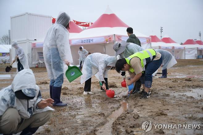 강경젓갈축제장에서 바가지로 물 퍼올리는 사람들 [충남 논산시청 제공. 재판매 및 DB 금지]