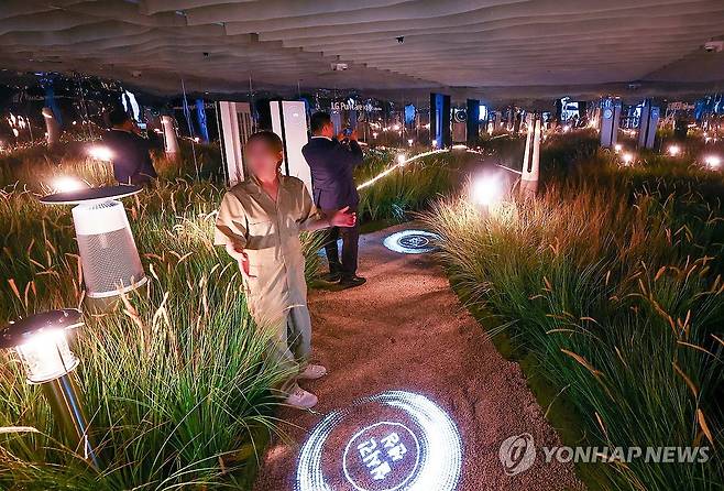 '스마트한 바람' (서울=연합뉴스) 서대연 기자 = 22일 오후 서울 강남구 코엑스에서 열린 한국전자전(KES 2024) LG 부스에서 관람객들이 공기청정기, 에어컨 등을 체험하고 있다. 2024.10.22 dwise@yna.co.kr