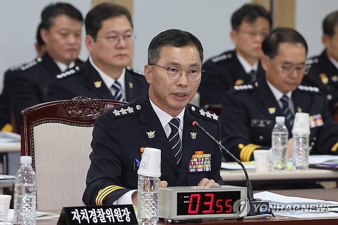 의원질의에 답변하는 김수환 부산경찰청장 (부산=연합뉴스) 강선배 기자 = 김수환 부산경찰청장이 국회 행정안전위원회의 부산경찰청에 대한 국정감사가 열린 22일 오후 부산 연제구 부산경찰청에서 의원들의 질의에 답변하고 있다. 2024.10.22 sbkang@yna.co.kr