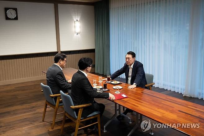 윤석열 대통령, 국민의힘 한동훈 대표와 면담 (서울=연합뉴스) 홍해인 기자 = 윤석열 대통령이 21일 서울 용산 대통령실 앞 파인그라스에서 국민의힘 한동훈 대표를 만나 대화하고 있다. 
    이 자리에는 정진석 대통령 비서실장이 배석했다. 2024.10.21 [대통령실 제공. 재판매 및 DB 금지] hihong@yna.co.kr