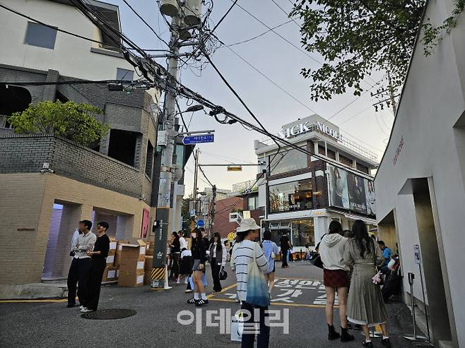 지난 4일 서울 한남동에 마르디 메르크디 4개 플래그십 스토어가 몰려있는 ‘마르디존’이 붐비고 있다. (사진=경계영 기자)