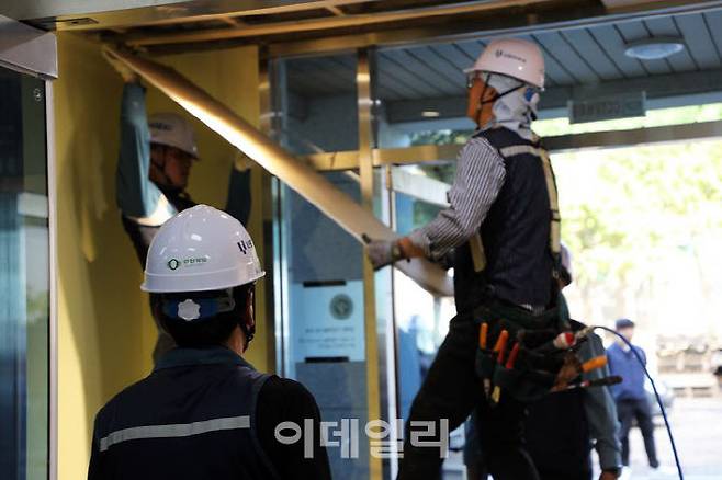 반도건설 임직원들이 재능기부를 통해 성모자애보호작업장 시설 환경 개선 활동에 참여하는 모습. (사진=반도건설)