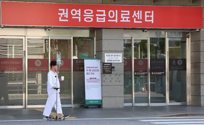 서울 시내 한 권역응급의료센터 앞을 환자가 지나가고 있다.(사진=연합뉴스)