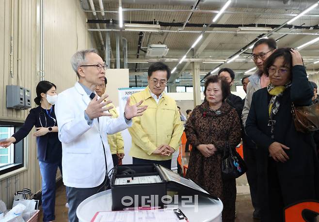 23일 오전 캠프그리브스에서 열린 대남 확성기 소음피해 주민 긴급현장 간담회에서 김동연 경기도지사가 민북 마을 주민들의 애로사항 청취 및 피해지역을 살펴보고 있다.(사진=경기도)