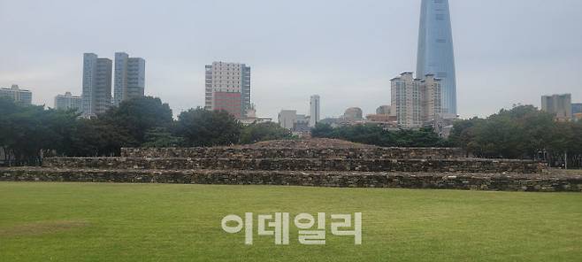 근초고왕의 무덤으로 추정되는 3호분.