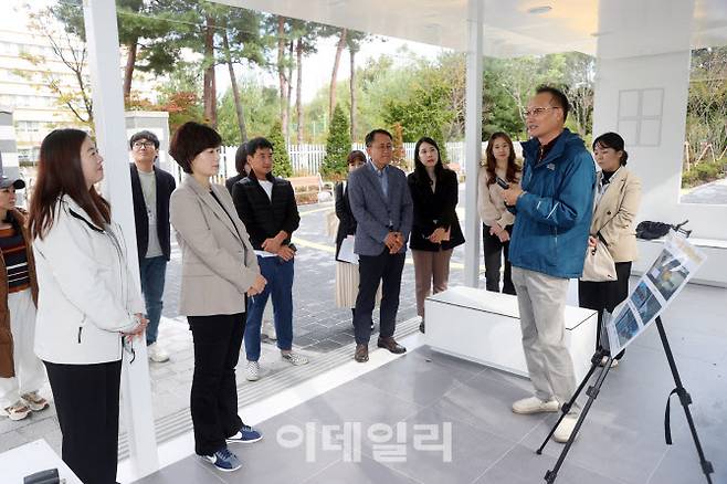 23일 수원 이의초 인근에 신축된 어울터를 찾은 장미영 수원특례시의회 문화체육위원장(왼쪽 두 번째)이 학부모들과 함께 수원시 관계자로부터 시설 설명을 듣고 있다.(사진=수원특례시의회)