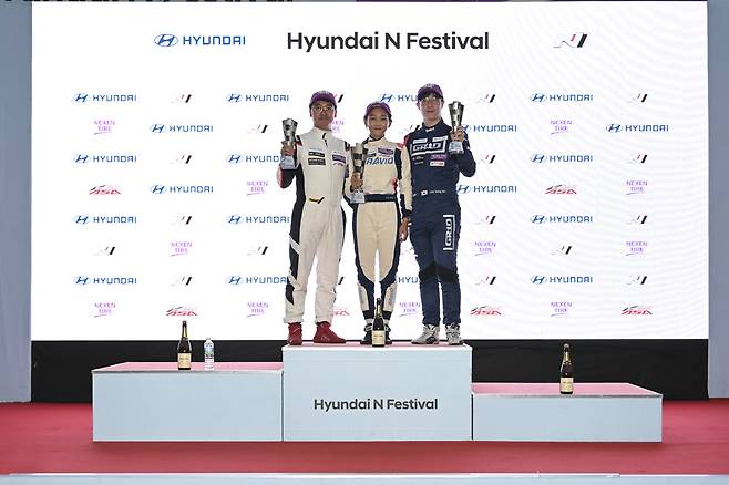 여성 드라이버 김태희(사진 가운데).&nbsp;