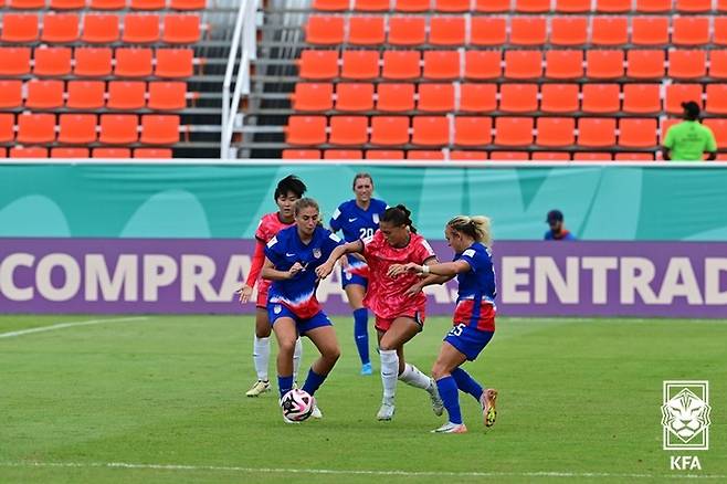 한국 여자축구 U-17 대표팀 케이시 유진 페어가 수비를 시도한다