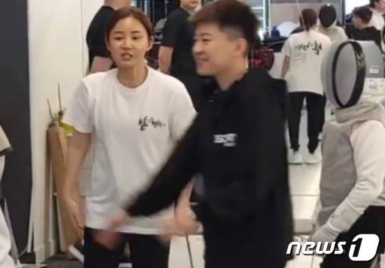 남현희가 운영하는 펜싱아카데미 SNS에 올라와 있는 남현희(왼쪽)와 전청조 모습. (SNS 갈무리)  ⓒ 뉴스1