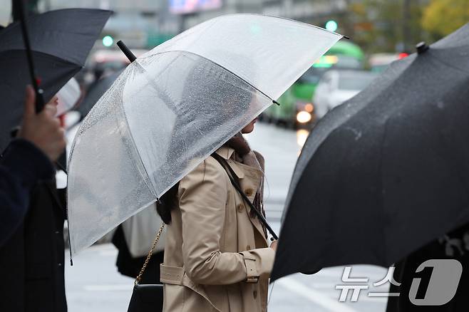 전국적으로 가을비가 내린 22일 서울 광화문네거리에서 우산을 쓴 시민들이 출근하고 있다. 2024.10.22/뉴스1 ⓒ News1 신웅수 기자