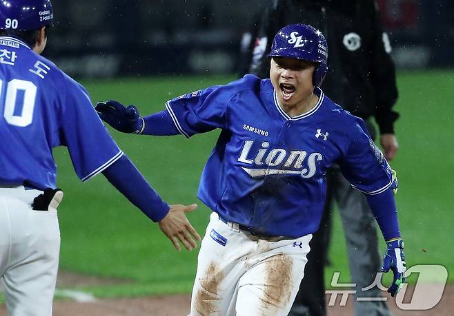 21일 오후 광주 기아챔피언스필드에서 열린 프로야구 '2024 신한 SOL 뱅크 KBO 포스트시즌' 한국시리즈 1차전 삼성 라이온즈와 KIA 타이거즈의 경기, 6회초 삼성 공격 선두타자 김헌곤이 KIA 선발투수 네일을 상대로 선제 솔로 홈런을 터트린 후 포효하고 있다. 2024.10.21/뉴스1 ⓒ News1 오대일 기자