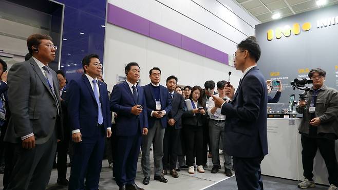 한국전자전 VIP 단 이노시뮬레이션 부스 방문. /이노시뮬레이션 제공