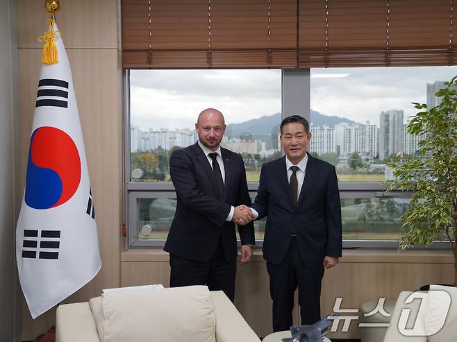 신원식 국가안보실장이 23일 서울 용산 대통령실에서 안제이 두다 폴란드 대통령의 국빈 방문을 수행해 한국을 찾은 야첵 시에비에라 폴란드 대통령실 국가안보실장과 악수하고 있다. (대통령실 제공) 2024.10.23/뉴스1 ⓒ News1 송원영 기자