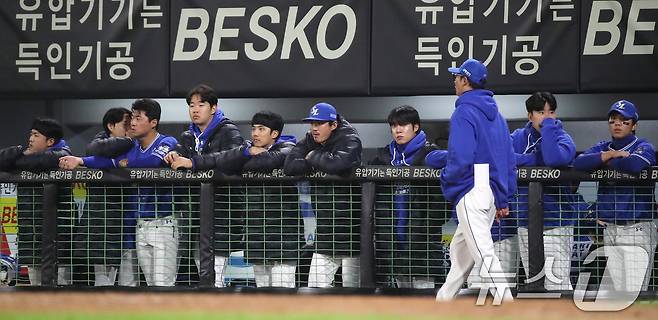 23일 오후 광주 기아챔피언스필드에서 열린 프로야구 '2024 신한 SOL 뱅크 KBO 포스트시즌' 한국시리즈 2차전 삼성 라이온즈와 KIA 타이거즈의 경기에서 삼성 선수들이 경기를 바라보고 있다. 2024.10.23/뉴스1 ⓒ News1 임세영 기자