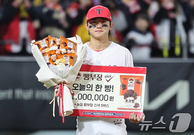 23일 오후 광주 북구 기아챔피언스필드에서 열린 프로야구 '2024 신한 SOL 뱅크 KBO 포스트시즌' 한국시리즈 2차전 삼성 라이온즈와 KIA 타이거즈의 경기, 2차전 결승타를 친 KIA 김도영이 오늘의 한빵을 수상한 뒤 기념촬영을 하고 있다. 2024.10.23/뉴스1 ⓒ News1 김도우 기자