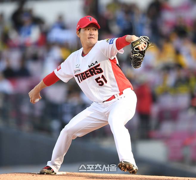 KIA 투수 전상현이 23일 광주-기아 챔피언스 필드에서 열린 삼성과 2024 KBO 한국시리즈 1차전 6회 역투하고 있다. 광주 | 최승섭기자 thunder@sportsseoul.com