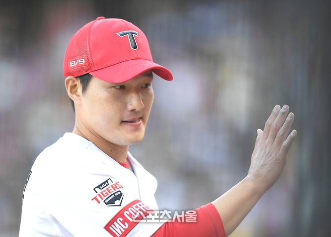 KIA 투수 전상현이 23일 광주-기아 챔피언스 필드에서 열린 삼성과 2024 KBO 한국시리즈 1차전 6회 투구 후 덕아웃으로 들어오고 있다. 광주 | 최승섭기자 thunder@sportsseoul.com