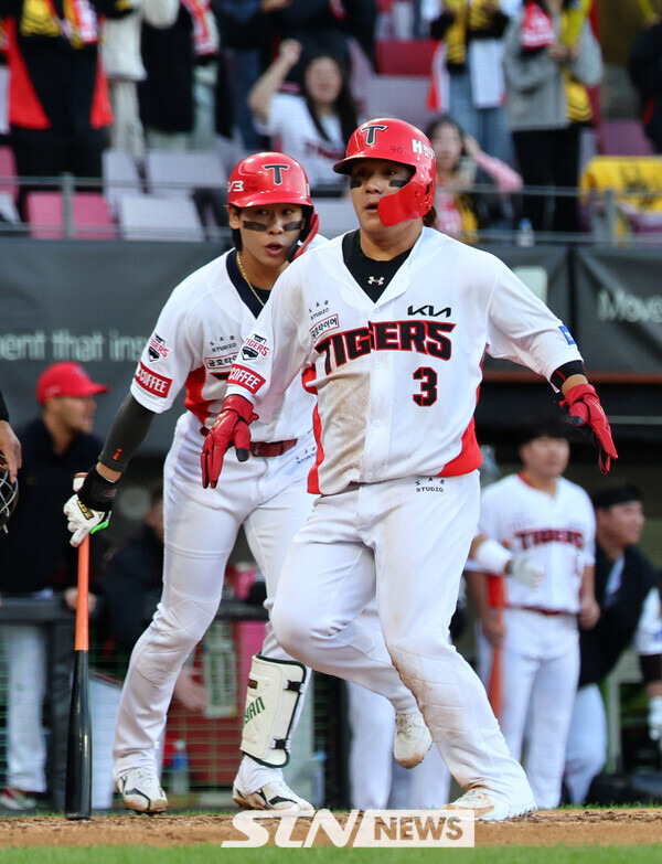 23일 광주 북구 광주-기아챔피언스필드에서 재개된 2024 KBO 포스트시즌 한국시리즈 1차전 삼성 라이온즈와 KIA 타이거즈의 경기에서 7회말 2사 2, 3루 KIA 박찬호 타석 때 삼성 임창민의 폭투를 틈타 3루 주자 김선빈이 홈을 밟고 있다. 사진┃뉴시스