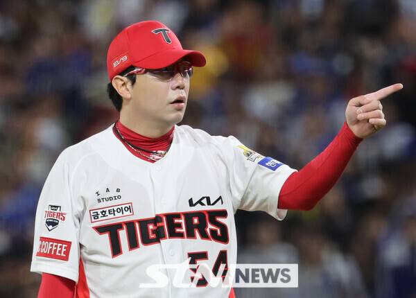 23일 광주 북구 광주-기아챔피언스필드에서 열린 2024 KBO 포스트시즌 한국시리즈 2차전 삼성 라이온즈와 KIA 타이거즈의 경기, 4회초 2사 2루 삼성 김헌곤 내야 땅볼 처리로 이닝을 마치고 포수 김태군에게 손짓을 하고 있다. 사진┃뉴시스