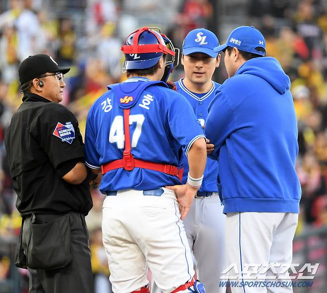 23일 광주 기아챔피언스필드에서 열린 한국시리즈 1차전 KIA 타이거즈와 삼성 라이온즈의 서스펜디드 경기. 삼성 정대현 코치가 마운드를 찾아 임창민과 대화를 나누고 있다. 광주=박재만 기자 pjm@sportschosun.com/2024.10.23/