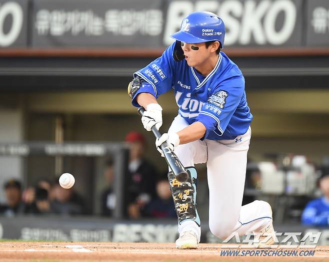 23일 광주 기아 챔피언스필드에서 열린 삼성과 KIA의 한국시리즈 1차전 서스팬디드 경기. 6회초 무사 1, 2루 김영웅이 보내기 번트를 시도하고 있다. 광주=정재근 기자 cjg@sportschosun.com/2024.10.23/